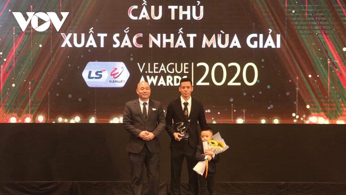Van Quyet named as best footballer at V.League Awards